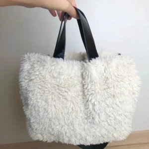 Weekday mini tote väska - Mini toteväska i Teddy fleece från Weekday🥛🧸🤍