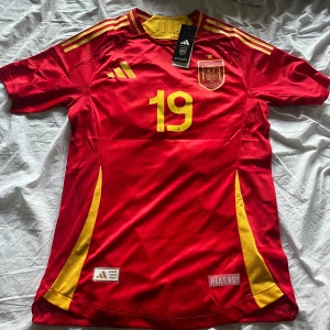 Spanien- Europa mästare - Säljer en Spanien tröja från EM 24 med unga talangen Lamine Yamaha på ryggen. Tröjan är fårn EM 2024 när Spanien blev Europa mästare. 