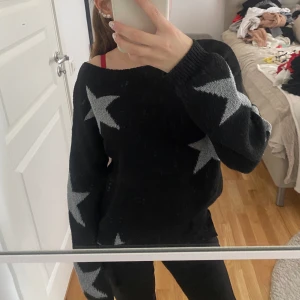 Stjärn mönstrad stickad tröja - En jätte snygg stjärn mönstrad stickad tröja, använt ungefär 5 gånger men är i väldigt bra skick. Jääättee skön💓