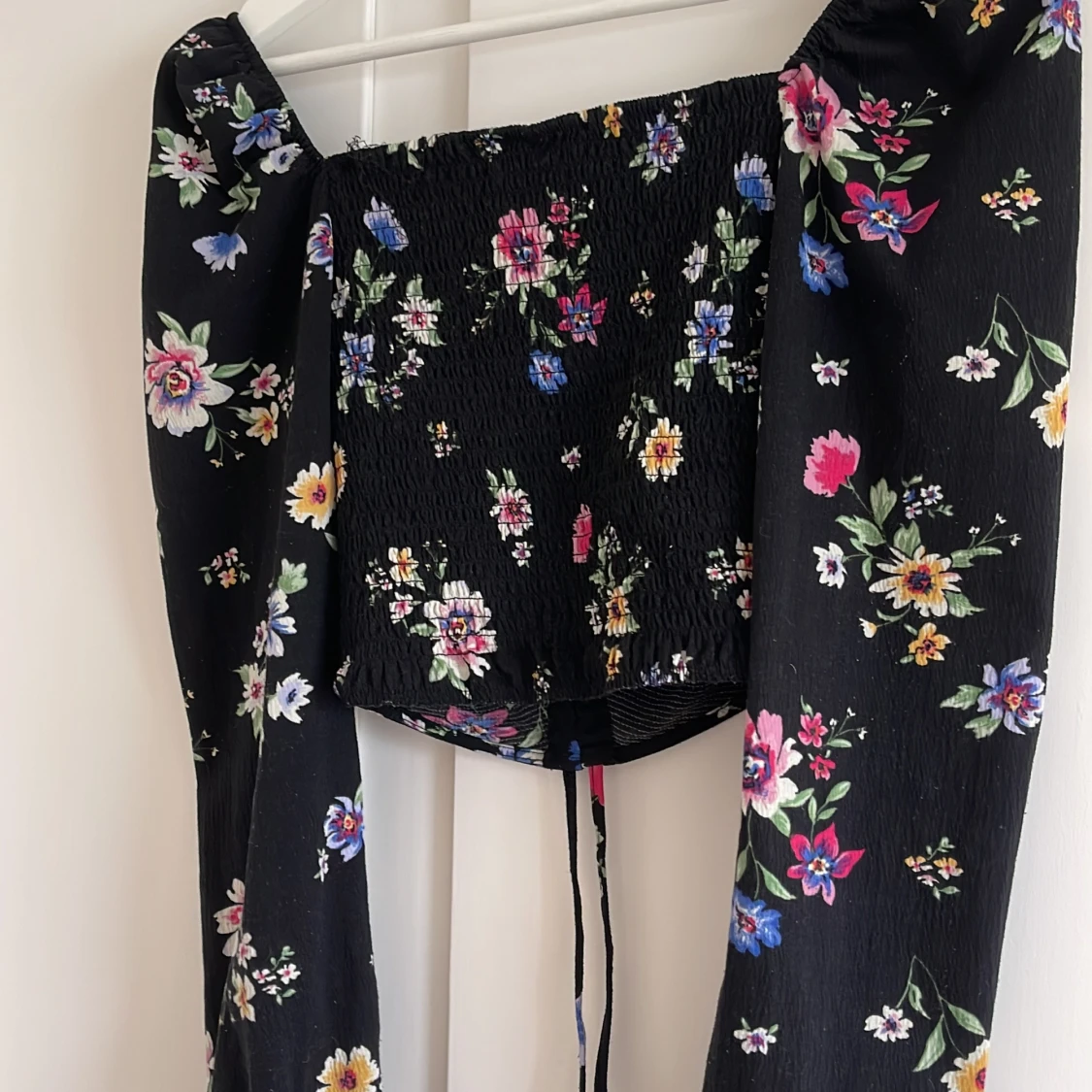 Svart blommig topp med långa ärmar - 90