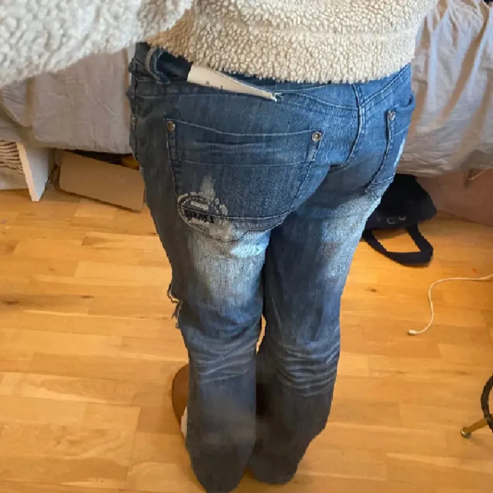 Säljer ett par blå jeans från plick i storlek S. De har hål på knäna och har en snygg tvättad look. Jeansen är bootcut och har en supersnygg passform men säljer då de är lite förstora på mig!❤️. Jeans & Byxor.