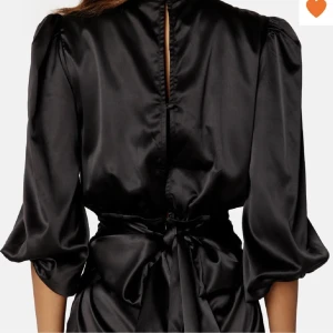 Svart festklänning  - Så fin klänning som passar till alla tillfällen. Storlek XS men skulle säga S. Säljer pga att den inte kommer till användning. Köpt på plick ändast använd en gång av förra ägaren och en gång av mig så inprincip oanvänd och är i toppen skick🔥❤️rek719kr