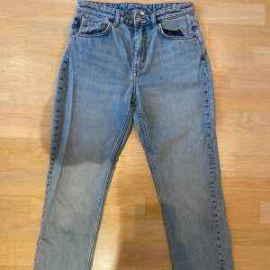 Weekday Jeans - Ljusblå jeans i modellen Seattle från Weekday. W27 L28