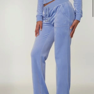 Juicy couture  - Typ helt oanvända juicy countore byxor i storlek 34 (Xs) startar en budgivning så den som vill köpa för högst summa får de. Kom dm ifall ni vill ha fler bilder