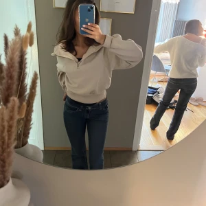 Fin beige tröja  - Super snygg tröja från GinaTricot, använd några gånger men ser ut som ny💓andra bilden ser man att den är fodrad vilket passar perfekt till hösten!! 💗