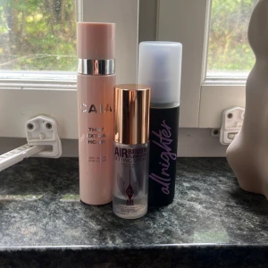 3 olika settingsprays med liiiite kvar  - Då jag slutat gilla settingspray så säljer jag mina 3 min liiite kvar om någon skulle vilja testa dom. All nighter kan jag tyvärr se hur mycket de är kvar men ungefär som de två andra.