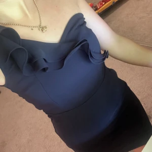 Festlig klänning  - Säljer fin festlig klänning , aldrig använd  lappen kvar. 