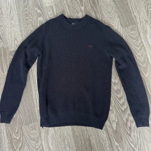 Fredperry Crewneck - Säljer denna sköna crewneck av märket fredperry. Skick 10/10 nypris 1400kr. Säljer då den är för stor. Tveka inte på att höra av er! SNABBA KÖP!!