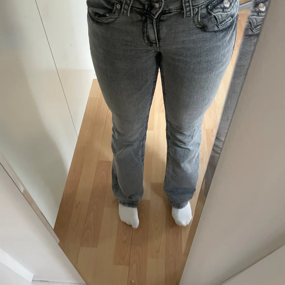 Jätttefina jeans, använda fåtal gånger och Säljer pågrund av att de är för små😣. Nypris är 349😀 inga defekter. Storlek 152!. Jeans & Byxor.