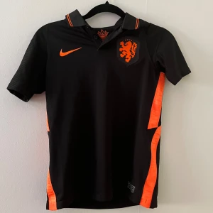 FOTBOLLSTRÖJA NEDERLÄNDERNA 🇳🇱  - En fotbollströja från Holland/nederländerna från 2021 Nypris 699  Skick 9/10 som ny inga märken eller hål Säljer den för att jag växt ur den