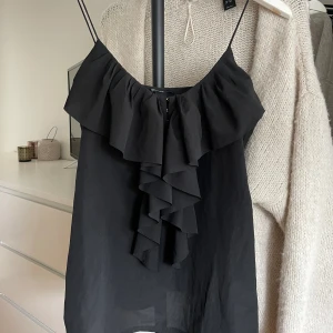 Fest linne - Svart fest linne från h&m! I storlek 38 men passar mig som brukar ha 34/36 i vanliga fall!💗