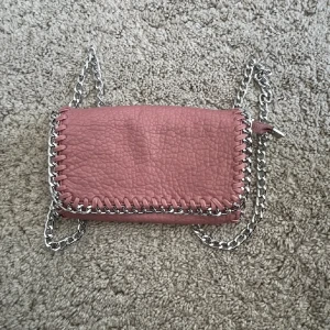 Superfin väska! - Jätte söt väska som inte kommer till användning längre, köpt hår på plick. (Lånade bilder)💗skriv om ni är intresserade så sätter ja på köp nu💗