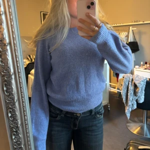 Stickad tröja från Vero Moda - Fin lilablå stickad från Vero Moda, säljer då jag aldrig använder den längre. Säljer för 99kr + frakt💜