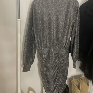 Glitter klänning  - Glitter klänning från HM i storlek S💕