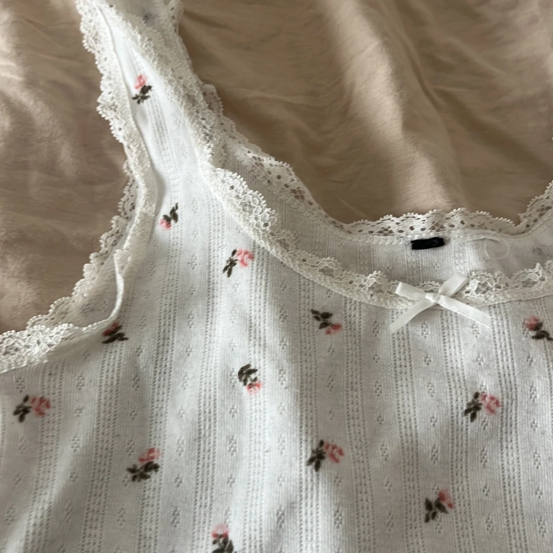 Vit blommig linnetopp med spetsdetaljer - 90