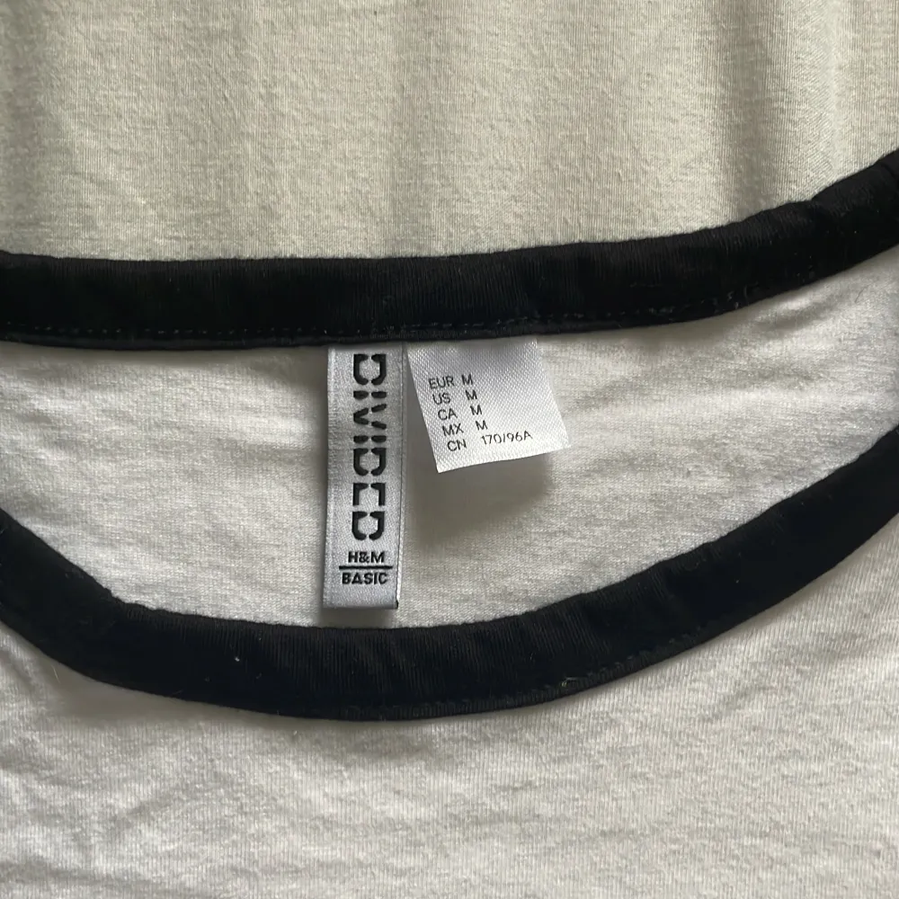 Fin och enkel croptop från H&M i bra skick! 🤍 väldigt skön strechig material . T-shirts.