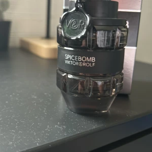 Spice Bomb parfym  - 50 ML i original. 45 ML kvar 