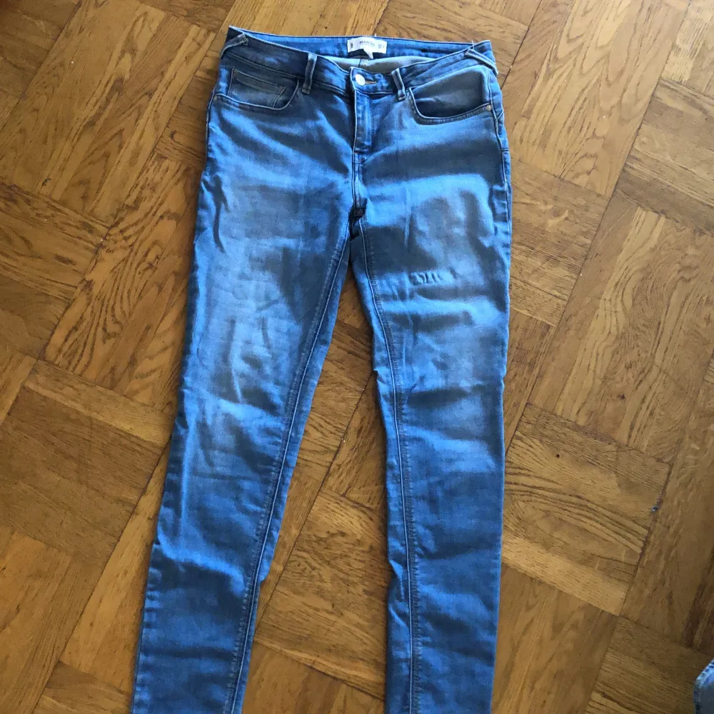 Jeans från Mango i st 40 . Jeans & Byxor.