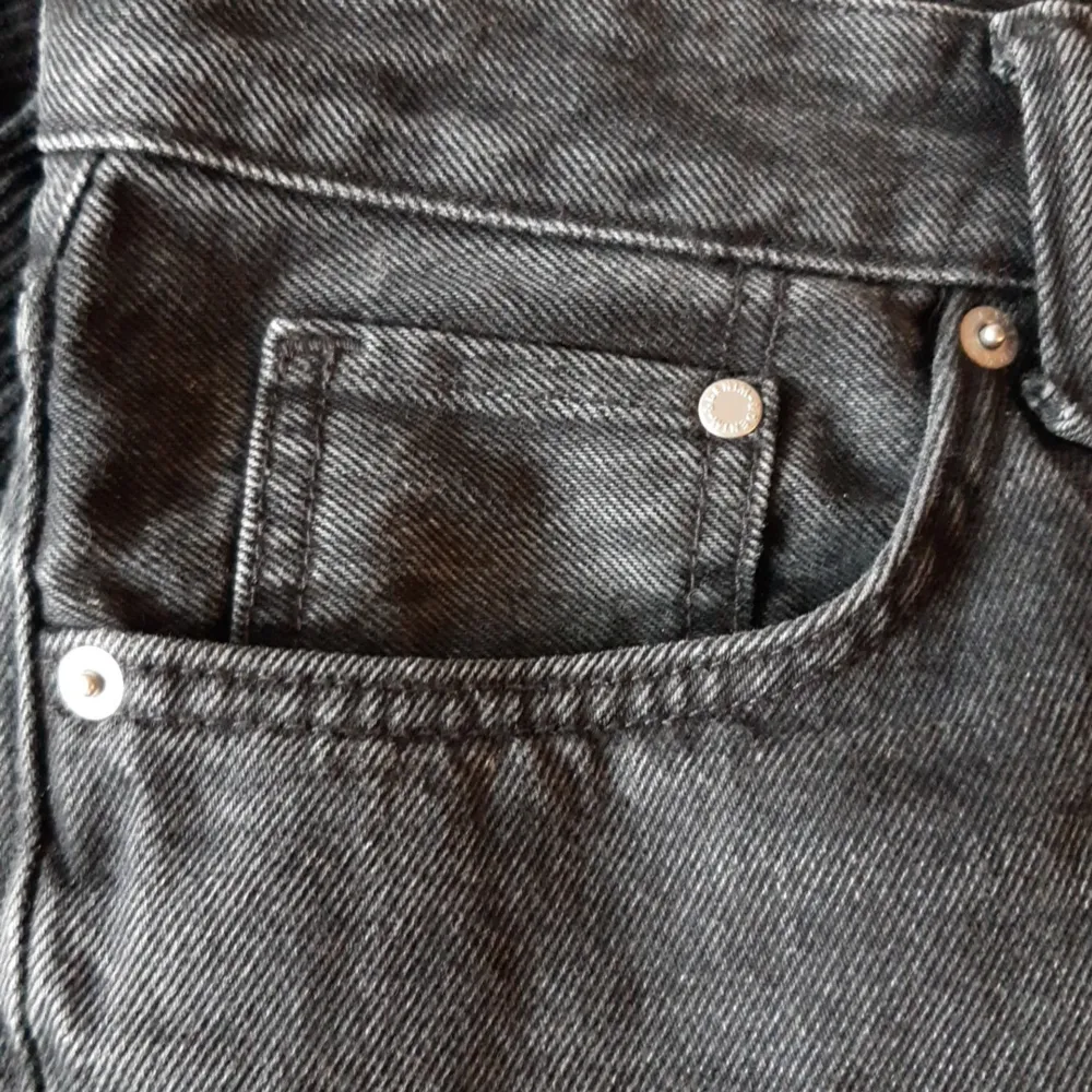 Säljer ett par svarta jeans från H&M i storlek 30/30. De är i loose fit och är i bra skick. Perfekta för dem som gillar pösiga byxor. Tillverkade i Indien. Byxorna är i bra skick. Jag säljer dem för att jag tröttnat på dem.. Jeans & Byxor.