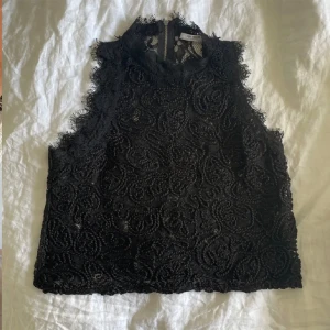 Svart spetslinne från Zara Trafaluc - såå snygg 💝💝 Klicka gärna på köp nu eller kom med prisförslag!!