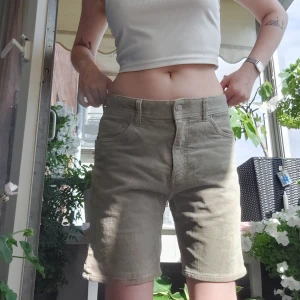 Gröna shorts  - Säljer mina gröna lågmidjade shorts!! Weekday storlek 48, men sitter bra på mig med storlek S i byxor💫💫
