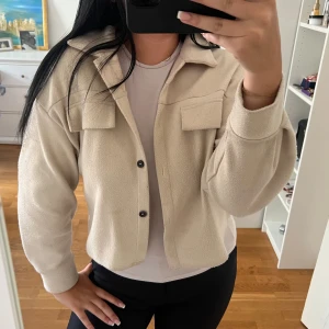 Beige tunn jacka  - Knappt använd, så gott som ny! Fungerar på både storlek S & M.