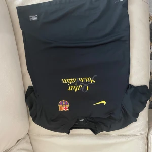  Barca T-shirt -  En Barca t-shirt  där den är bra skick men bara några bokstäver ramlade av 