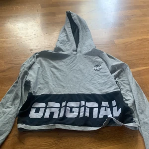 Gråa nyc långärmad hoodie - Nästan helny inga hål på. 