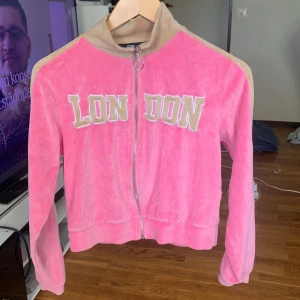 Mjuk skön rosa och hud beige tröja utan luva  - Mjuk skön typ med ”London” skrivet