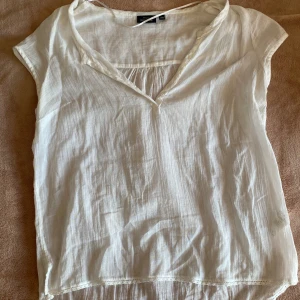 Blus  - En blus från Kappahl i 38 sitter som en M