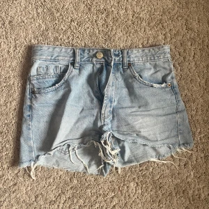 Jeans shorts  - Korta jeansshorts i bra skick.