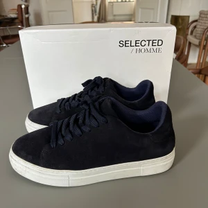 Selected Homme-skor - Säljer nu mina Selected Homme-skor då de är för små för mig. Endast använda 1 gång. Nypris 1299. Box medföljer såklart, pris kan diskuteras!
