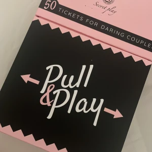 Spel för par  - Ett spel för par där man hettar upp stämmningen lite!   Aldrig använt kostade ordinarie: 250kr  Kan diskutera pris! 