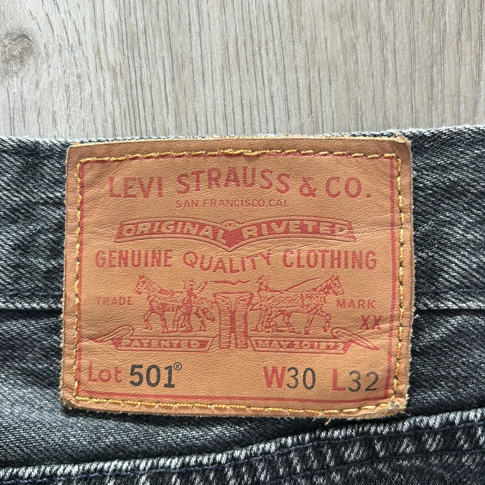 Säljer nu ett par Levis 501 jeans. Jeansen är i ett mycket bra skick och har inga defekter. Nytt pris är 1100kr. Mitt pris 300kr. Jeans & Byxor.