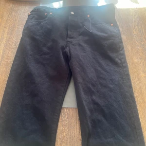 Helt nya levis 501 - Helt nya levis 501 jeans. Storlek: Waist 33 lenght 32. Nypris:1 100 