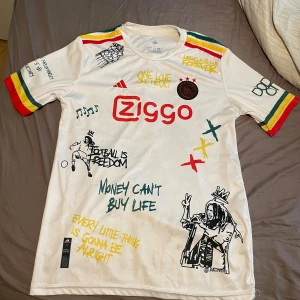 Fotbollströja från Ajax  - Den är väldigt unik och är ett samarbete mellan Fotbollsklubben Ajax och Bob Marley. 