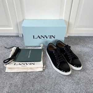 Lanvin-skor stl 42 - Väl omhändertagna skor som i princip ser nya ut bortsett från en defekt på bakkappan som dock inte syns när du har skon på dig. Storlek 42 men är mer som en 43:a (uk 8 innermått 28,3 cm). Dustbag, nya snören och kvitto från Care of Carl följer med.