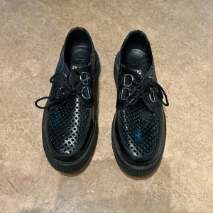 CREEPERS - Creepers från TUK i strl 39! Köpta secondhand, säljer vidare pga för liten storlek.  600kr inkl frakt!