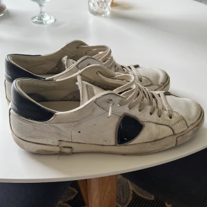 Philippe Model skor - Tjena! Säljer nu mina riktigt feta Philippe model skor i storlek 42. Skicket är 7/10. Allt oh ingår. Hör av er vid minsta frågor eller funderingar😀