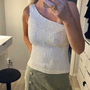 Stickad oneshoulder topp - One shoulder toppar som är helt oanvända!! Köp en för 80kr eller båda för 150kr!