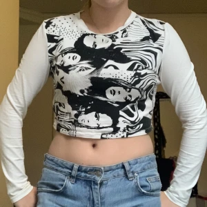 Svart och vit crop top med tryck  - En svart och vit crop top med tryck i storlek M 🤍Ursprungligen från shein. 