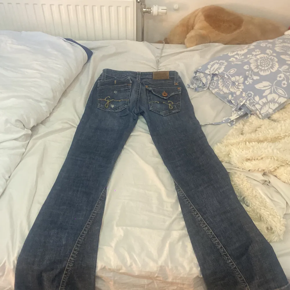 Ett par skit snygga jeans från Gina köpta för flera flera år sedan , ena backfickan är trasig annars är Jensen i bra skick. De står ingen storlek . Jeans & Byxor.