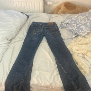 Lowwaist bootcut jeans - Ett par skit snygga jeans från Gina köpta för flera flera år sedan , ena backfickan är trasig annars är Jensen i bra skick. De står ingen storlek 