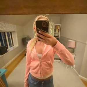 rosa zip up - en jättesöt rosa zipp up, nästan lite som en cardigain.