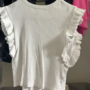 Fin vit blus  - En fin vit blus köpt på zara skön och inte genom skinlig 
