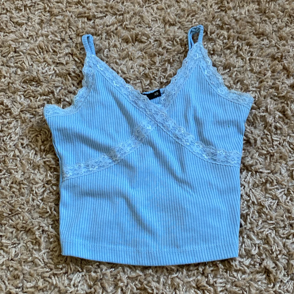 Ljusblå ribbad linnetopp från Bik Bok