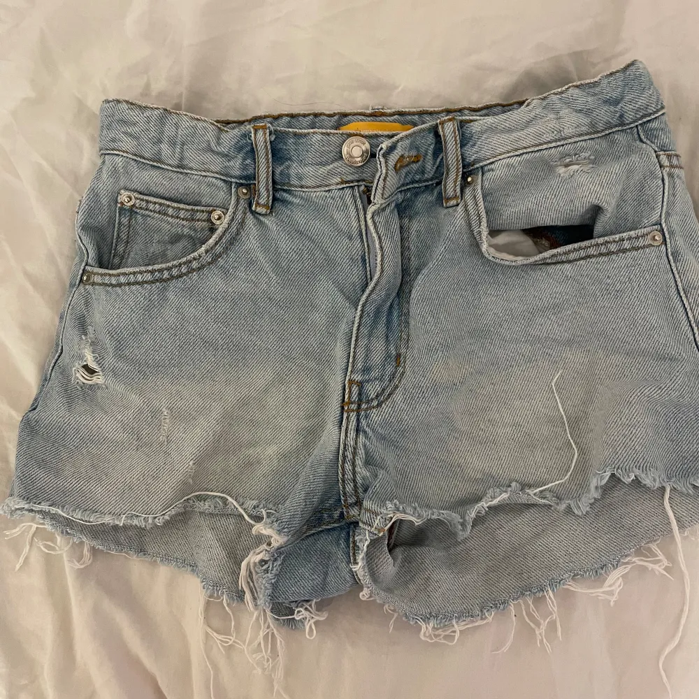 Jätte snygga mid waist jeans shorts använda några få gånger för att dom har blivit försmå inga tecken på användning😽. Shorts.