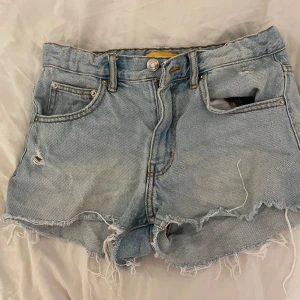 Jeans shorts  - Jätte snygga mid waist jeans shorts använda några få gånger för att dom har blivit försmå inga tecken på användning😽