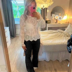 Vit topp i spets  - Vitt topp i spets med blommigt mönster, med puffärmar och har en dragkedja på sidan💕