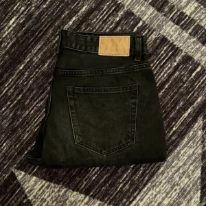 Zara jeans - Säljer nu dessa snygga, svarta jeans från Zara. Storlek: 42/L  |  Skick: 9/10  |  Nypris ca: 450kr  |  Mitt pris: 150